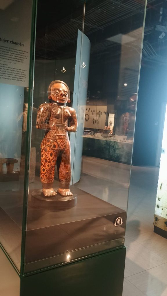 Interior o exterior del Museo del Jade y la Cultura Precolombina en San José, Costa Rica. Colección de artefactos de jade, cerámica y esculturas que representan la historia indígena y el arte precolombino.