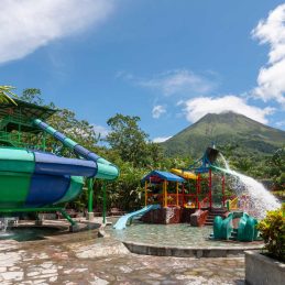 Piscinas termales de Baldi Hot Springs con el Volcán Arenal al fondo, La Fortuna, Costa Rica.
