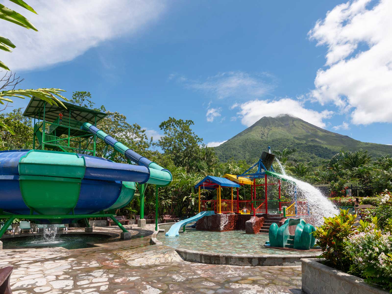 Piscinas termales de Baldi Hot Springs con el Volcán Arenal al fondo, La Fortuna, Costa Rica.