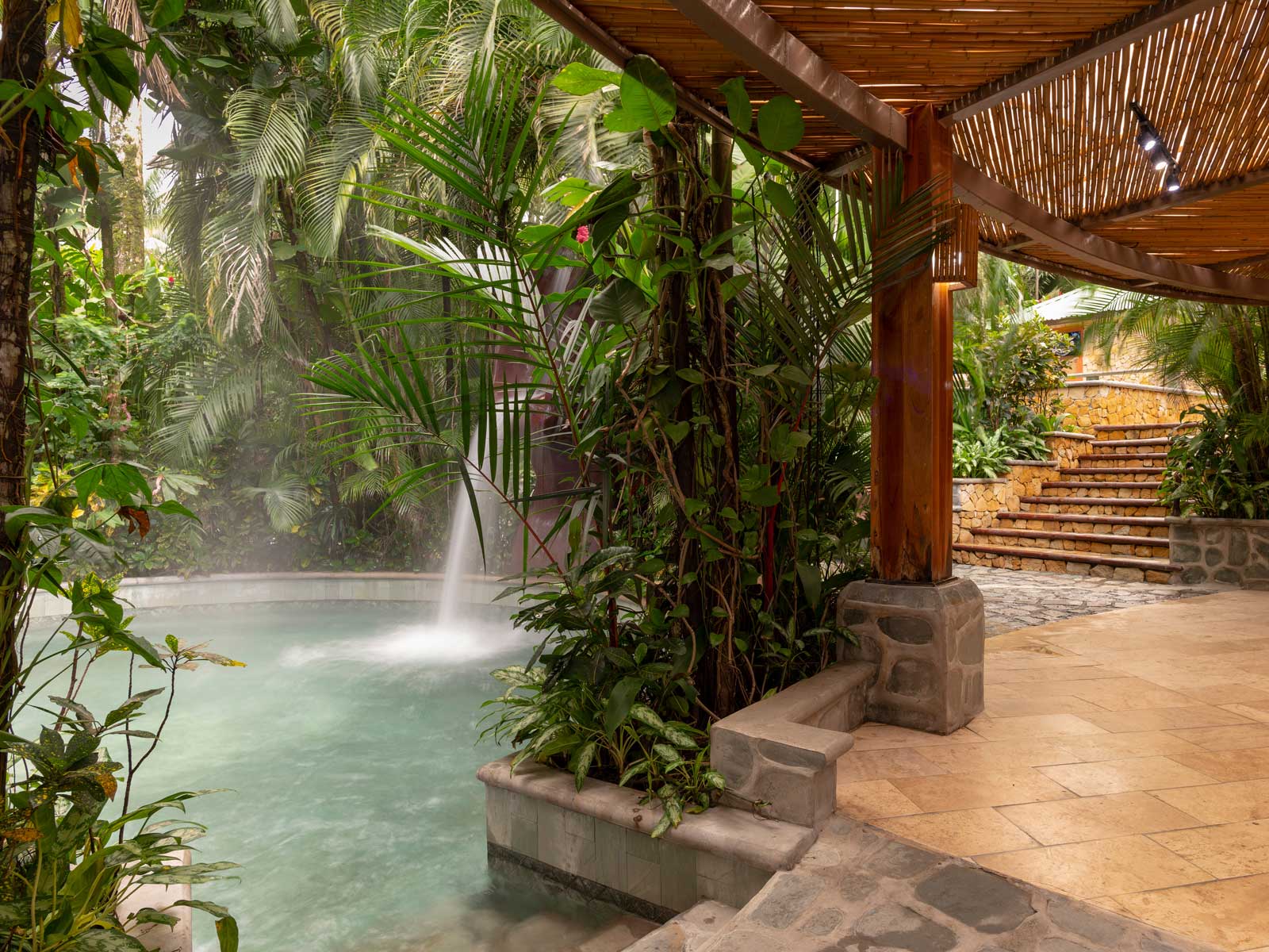 Piscinas termales de Baldi Hot Springs con el Volcán Arenal al fondo, La Fortuna, Costa Rica.
