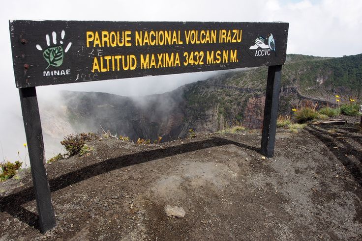 Paisaje del cráter del Volcán Irazú y piscinas de aguas termales en Hacienda Orosi, Costa Rica.